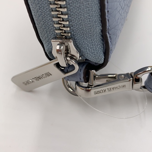 MICHAEL KORS LARGE TRAVEL CONTINENTAL WRISTLET PALE BLUE COLOR - Picture 10 of 11